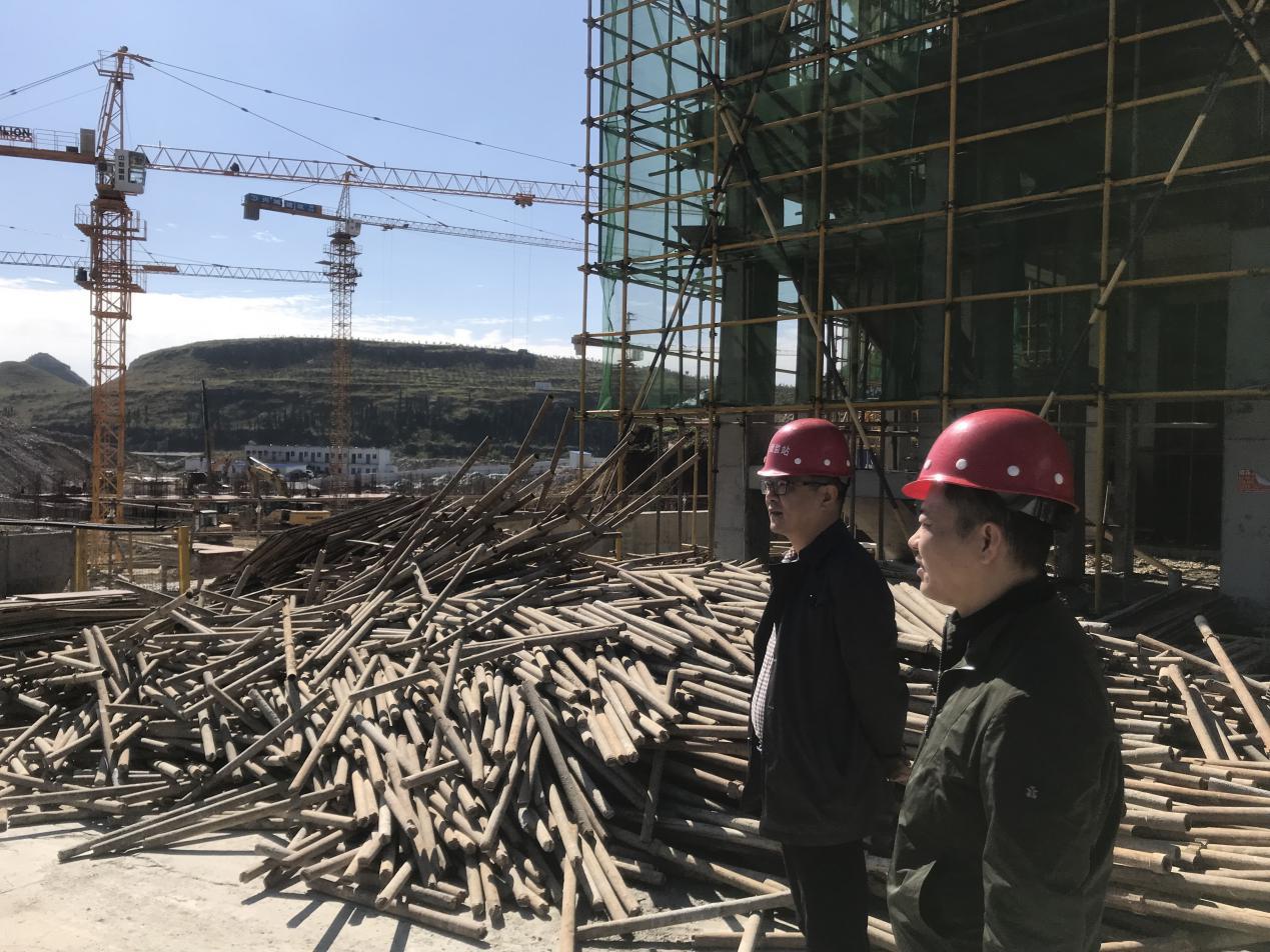 市住房城鄉(xiāng)建設(shè)局督查建筑工地揚塵治理工作暨四季度質(zhì)量安全大檢查